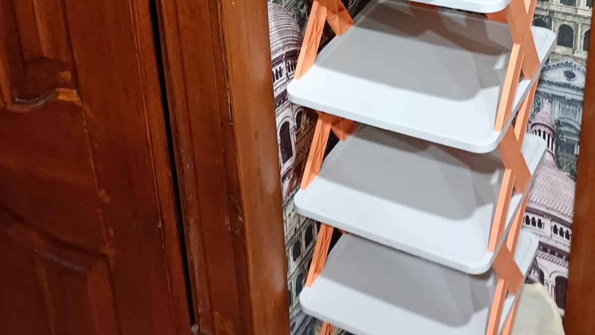 Это дополнительная, небольшая полочка в угол прихожей - для спортивной обуви.