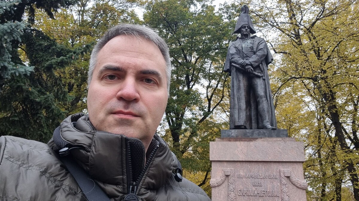Автор у памятника генерал-фельдмаршалу Барклаю де Толли в Риге, 26 октября 2024 года.