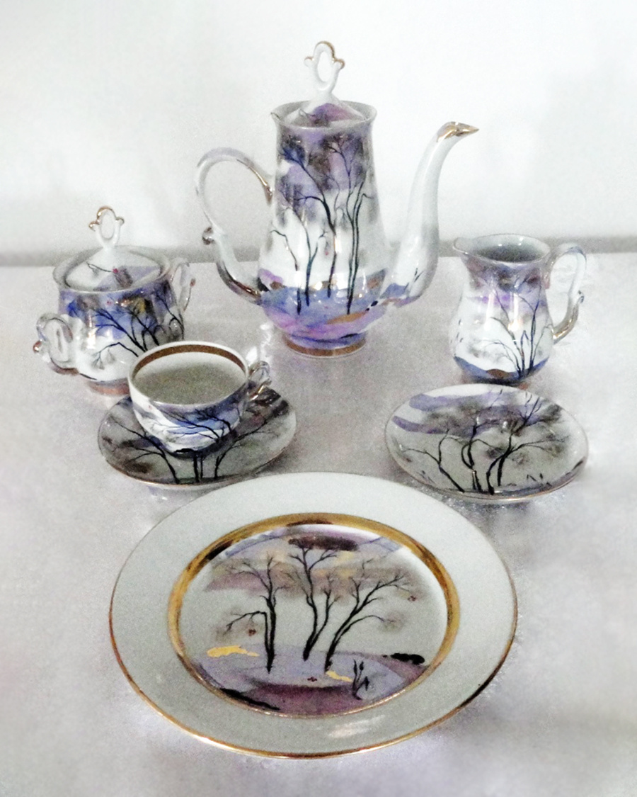 Сервиз «Поздняя осень». 1998 год, Артём. Автор формы «Бригантина» Владимир Геннадьевич Кузнецов, автор росписи Т.П. Власова