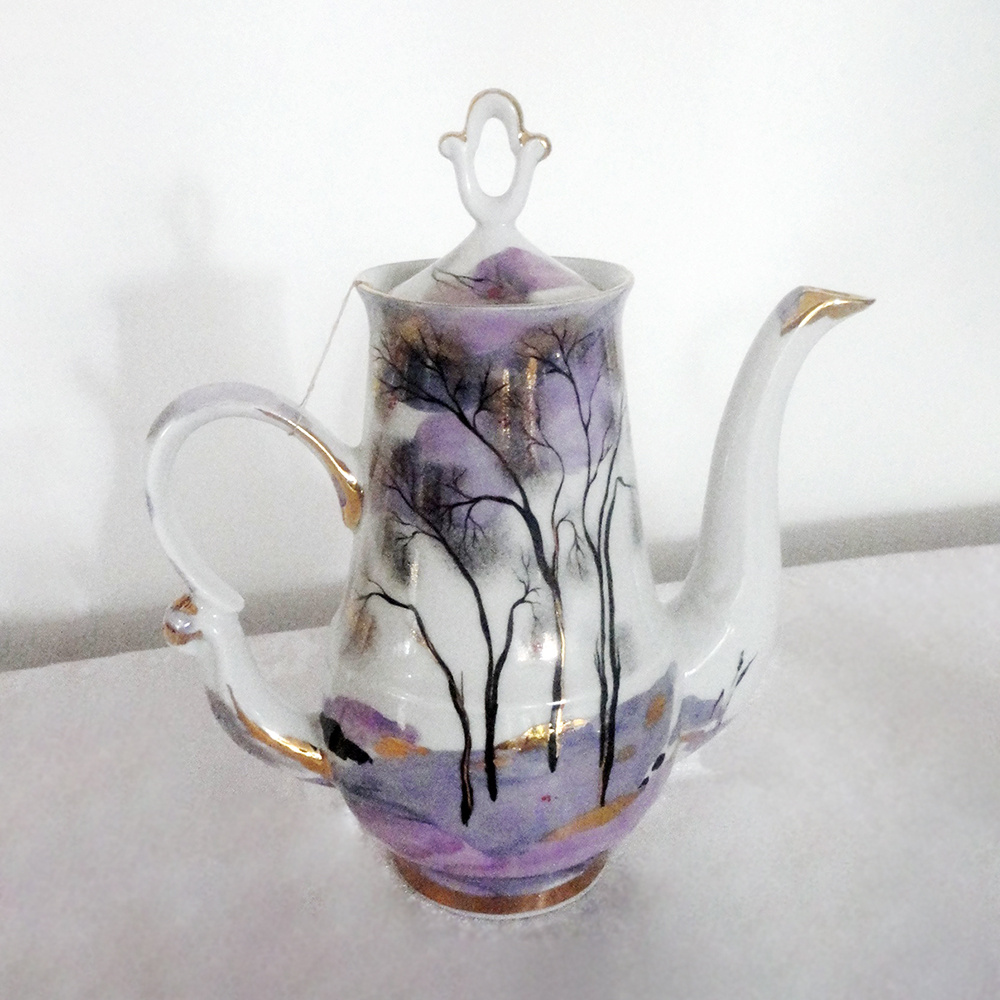 Чайник из сервиза  «Поздняя осень». 1998 год, Артём. Автор формы «Бригантина» Владимир Геннадьевич Кузнецов, автор росписи Т.П. Власова