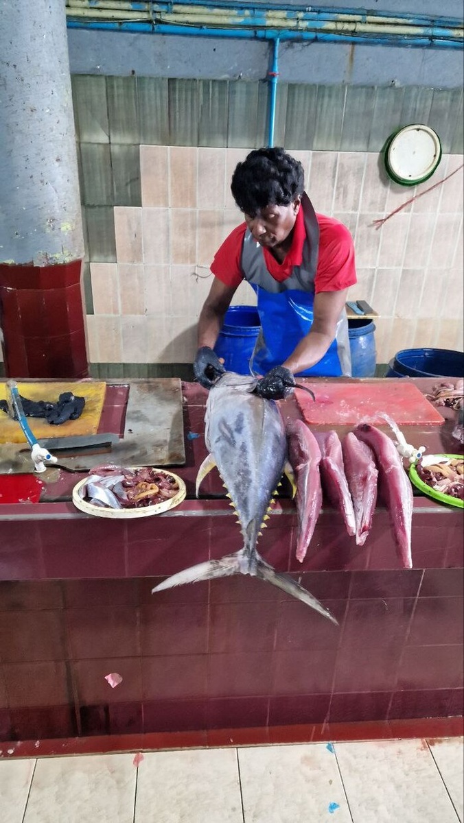 На рыбном рынке пахнет свежей рыбой, никакой тухлости