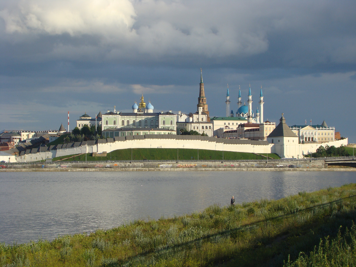 Источник: https://ru.freepik.com/premium-photo/view-buildings-by-river-against-cloudy-sky-kazan-kremlin_125983172.htm#fromView=search&page=1&position=11&uuid=60221631-acf3-4909-b967-7a19b1d08e45&query=Kazan