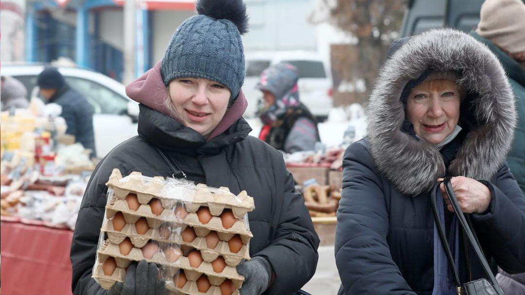 Не успели мы отойти от прошлогоднего "яичного кризиса", когда россияне устраивали забеги за яйцами по 100 рублей (да-да, те самые очереди на морозе в декабре 2023-го), как история повторяется