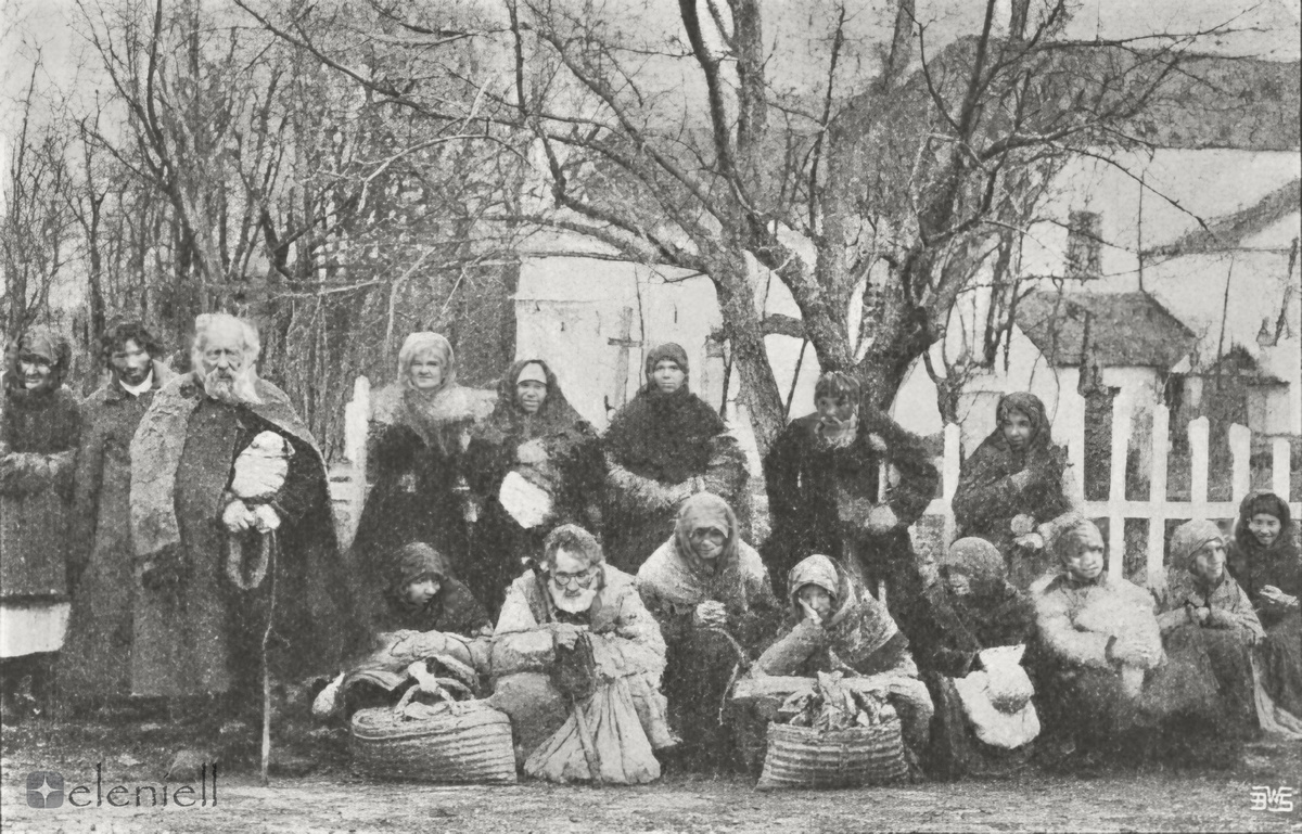 Нищие в День всех усопших «Задушки» на кладбище в Каменце-Подольском, 1900 г. Фото Михала Грейма