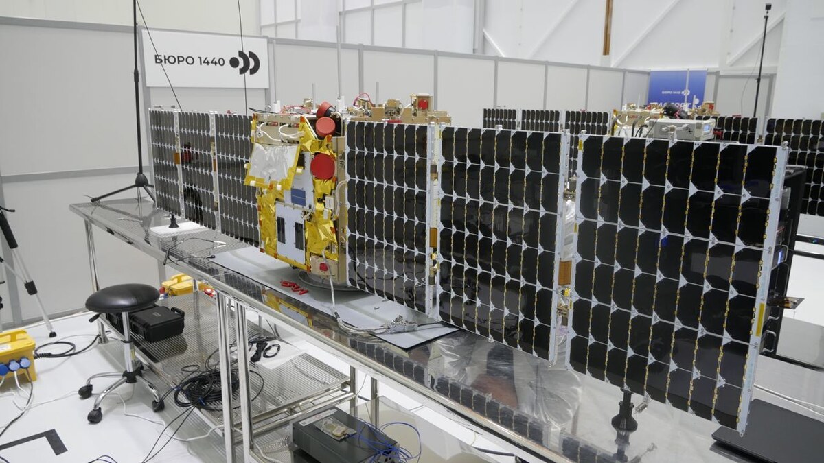   Интернет-спутник Рассвет-1, процесс сборки