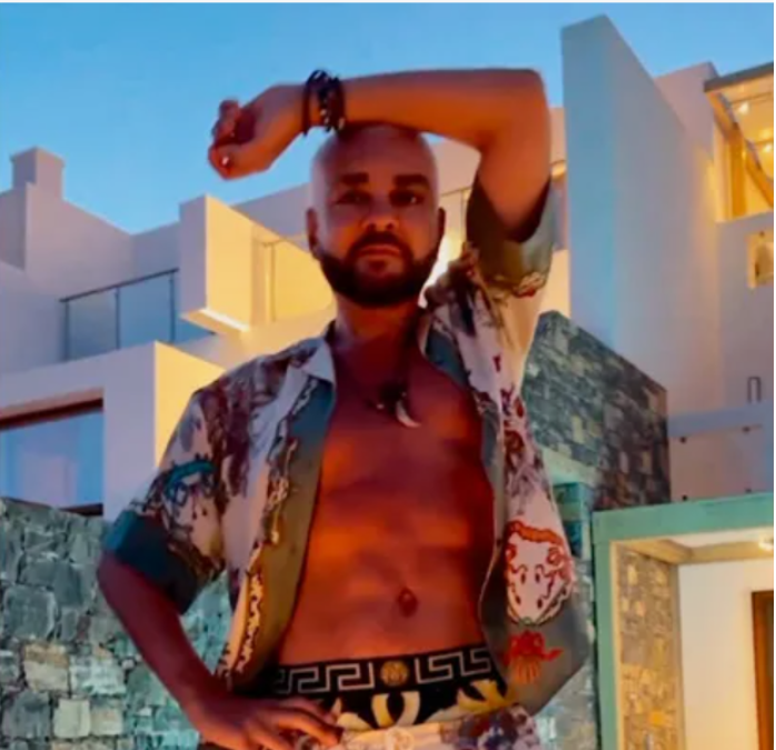 Филипп никогда не скрывал, что не любит спорт и какие-бы то ни было ограничения в еде. А потом - хоба!- и такой крутой пресс на шестом десятке!