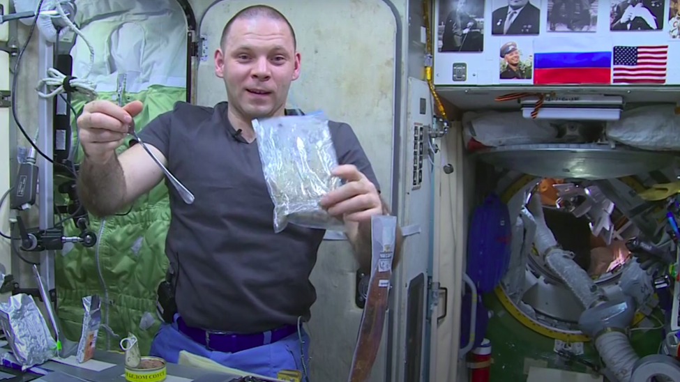 Иван Вагнер с продуктами в СМ «Звезда». Фото: Роскосмос