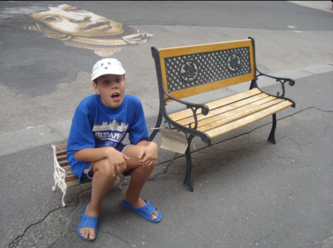 Фото автора из Секешфехервара. Вместо изучения города, я изучала аптеки. И на фото сын кашляет.