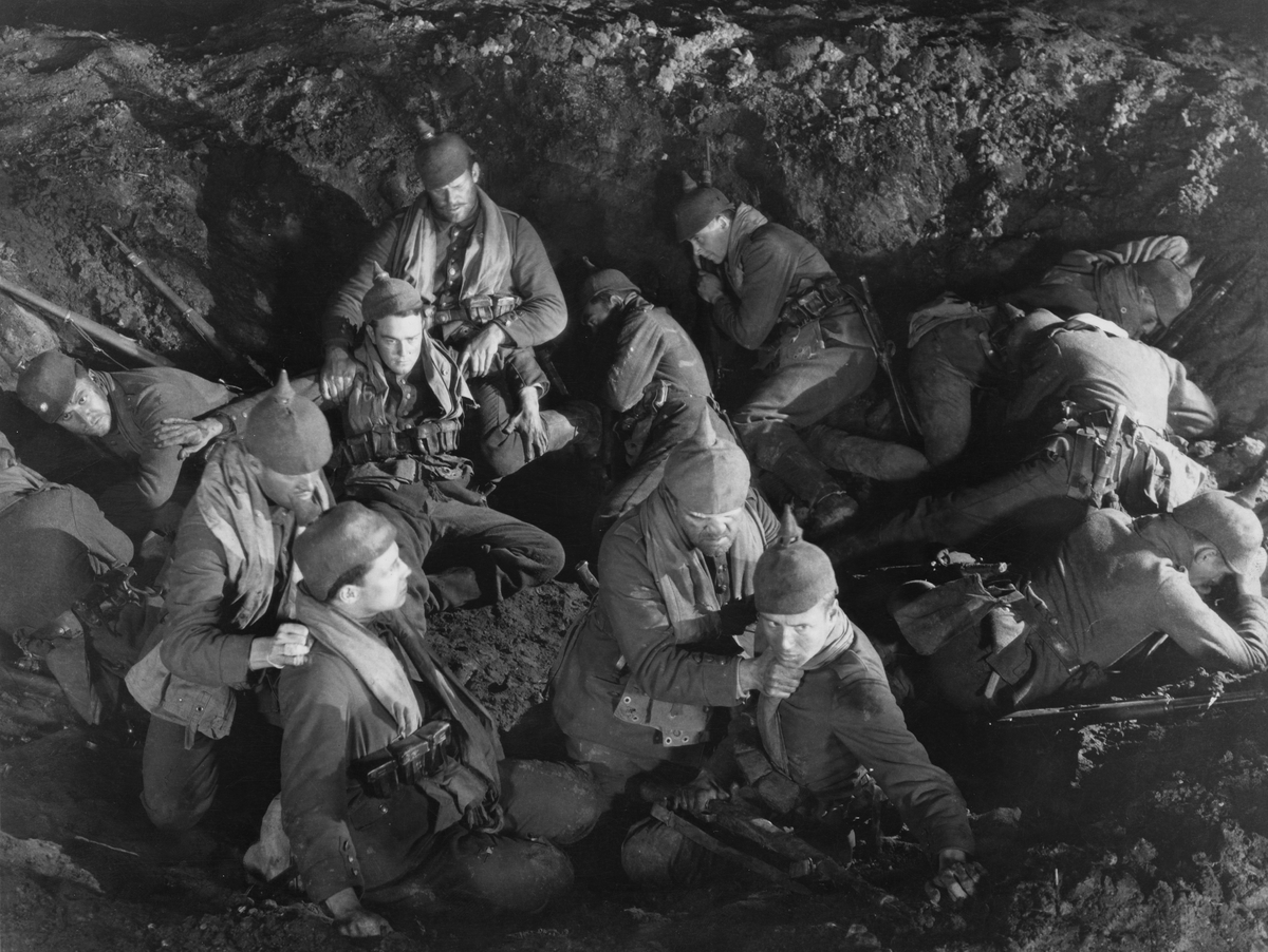 Актер Лью Эйрс и актер Луис Волхайм в фильме Льюиса Майлстоуна «На Западном фронте без перемен» (All Quiet on the Western Front)