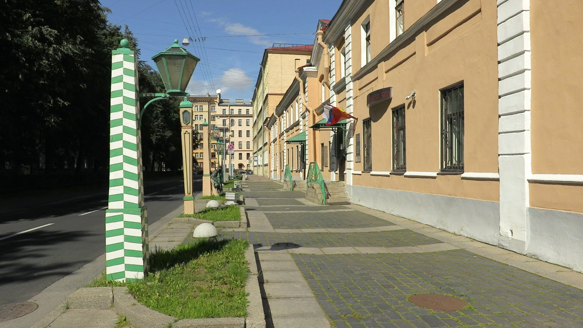 Одесская - самая первая в мире улица, освещённая электричеством, в 1873 году. Здесь находилась мастерская Александра Лодыгина.