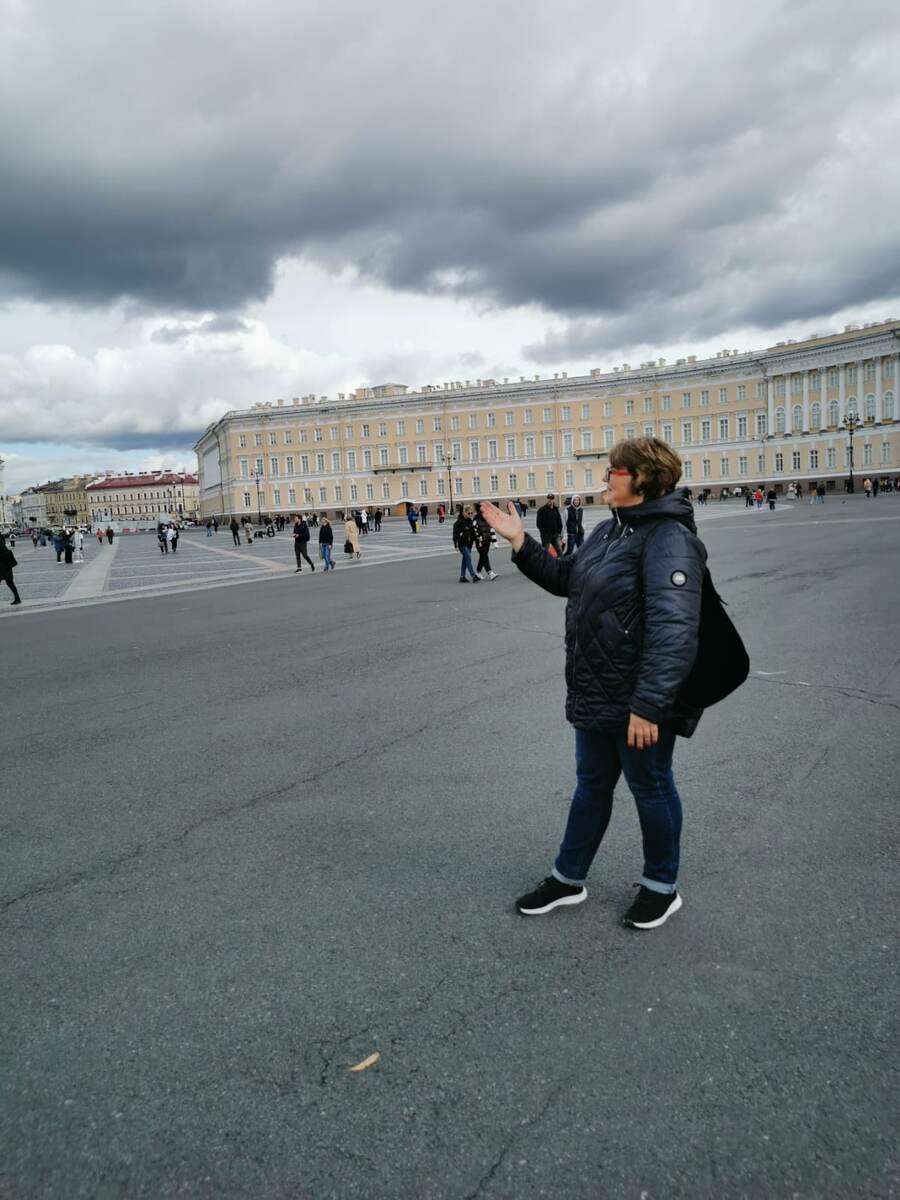 Всё тот же 2022 год. Мама впервые оказалась в Санкт-Петербурге и, как оказалось, навсегда. Даже её поза на втором фото говорит о том, как она счастлива здесь находиться.