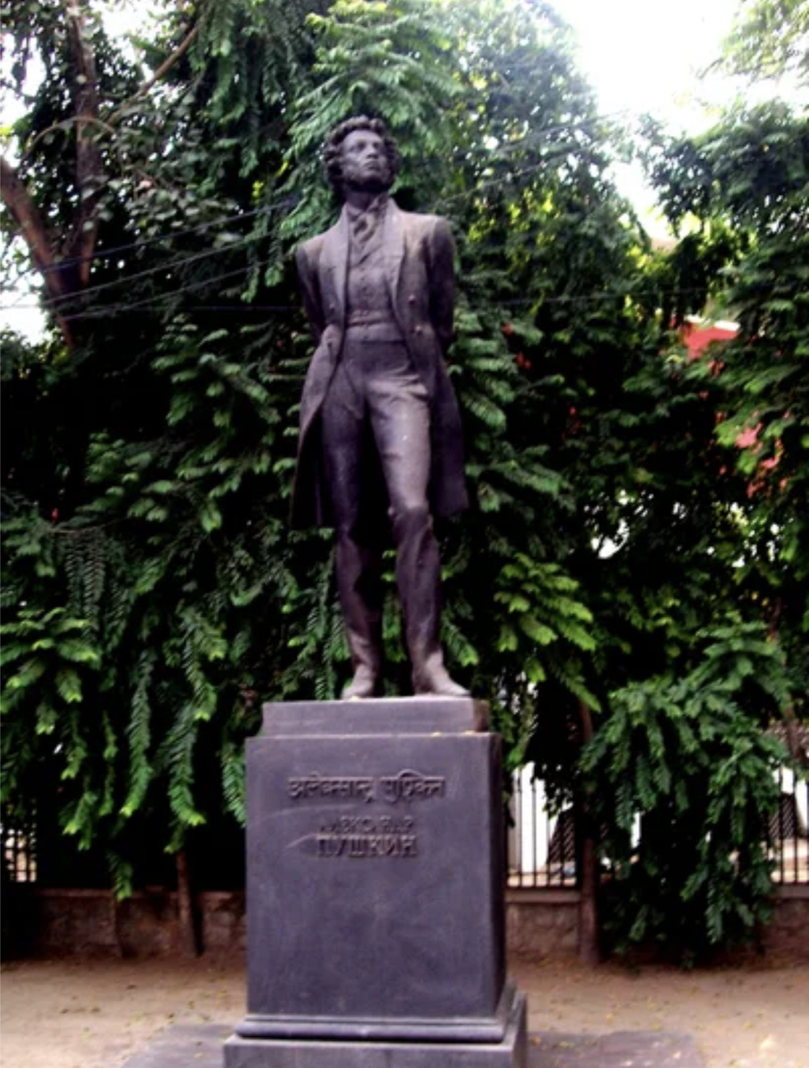 Памятник Пушкину в Дели.