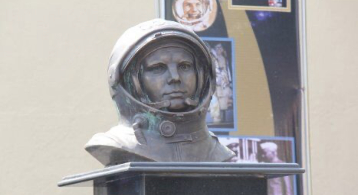 Памятник Гагарину в Мумбаи.