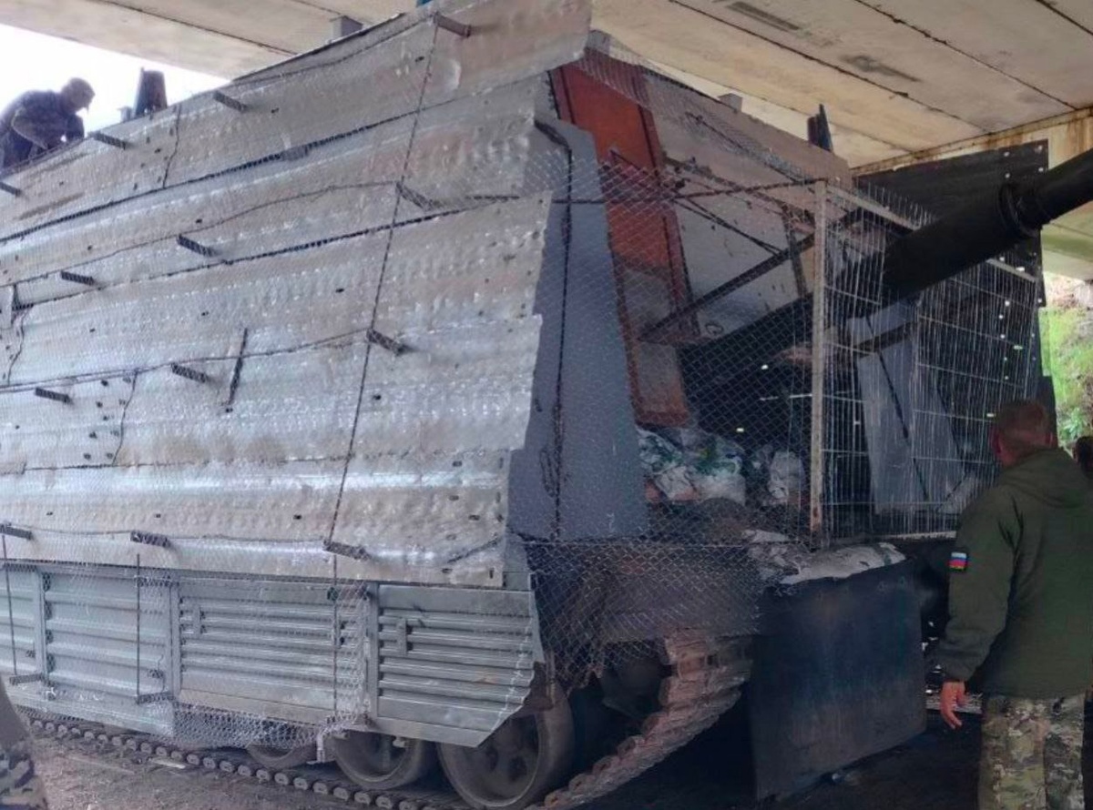 Многослойно добронированный от атак FPV-дронов российский танк