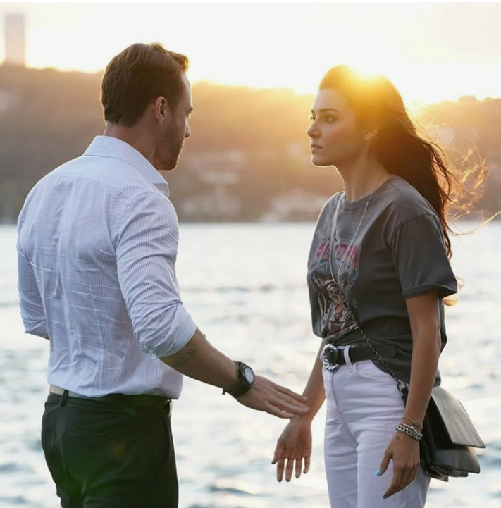 Сцена долгожданного признания в любви тоже происходит на фоне очередного конфликта героев