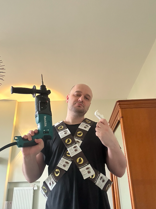 "Ты же боишься Нажать на курок — это видно
Тебе так страшно, всё это не важно
Важно то, что я видел, как твоя
Пушка заряжена, не стреляет"(с)