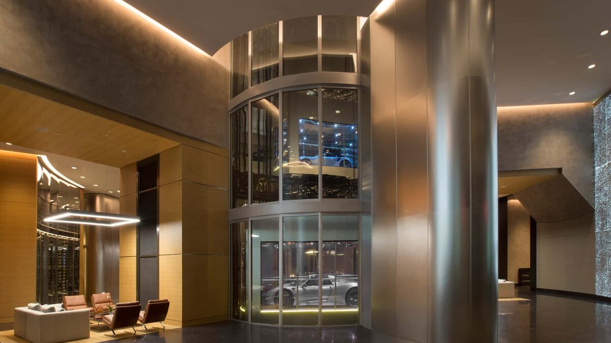 В небоскрёбе Porsche Design есть то, чего раньше не видели ни в одном жилом помещении: знаменитый автомобильный лифт. 