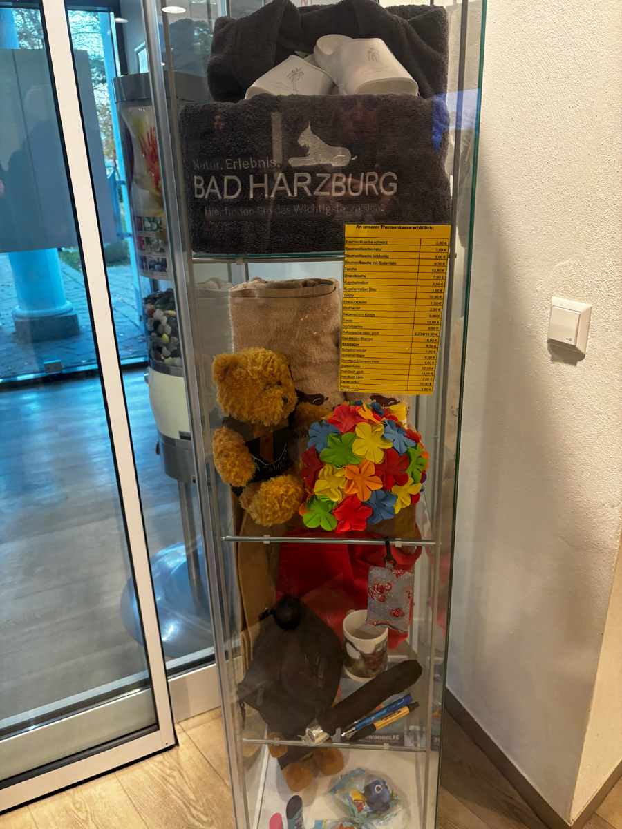 Сувенирчики на входе. 