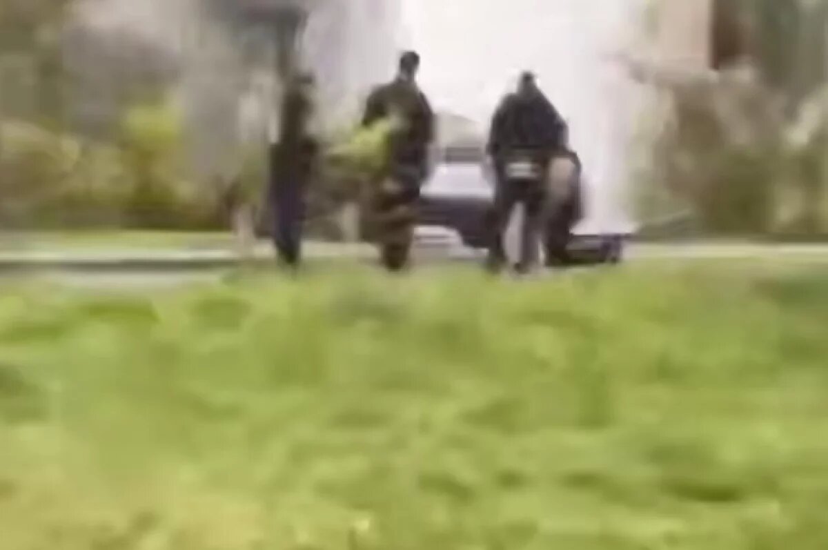    Украинец встал на колени перед военкомами, умоляя не забирать его в ВСУ