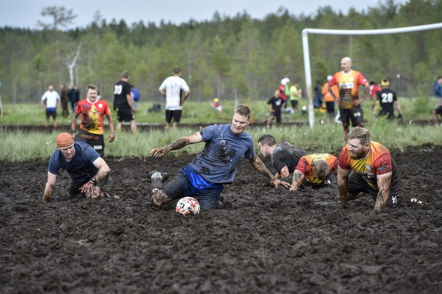 Болотный футбол