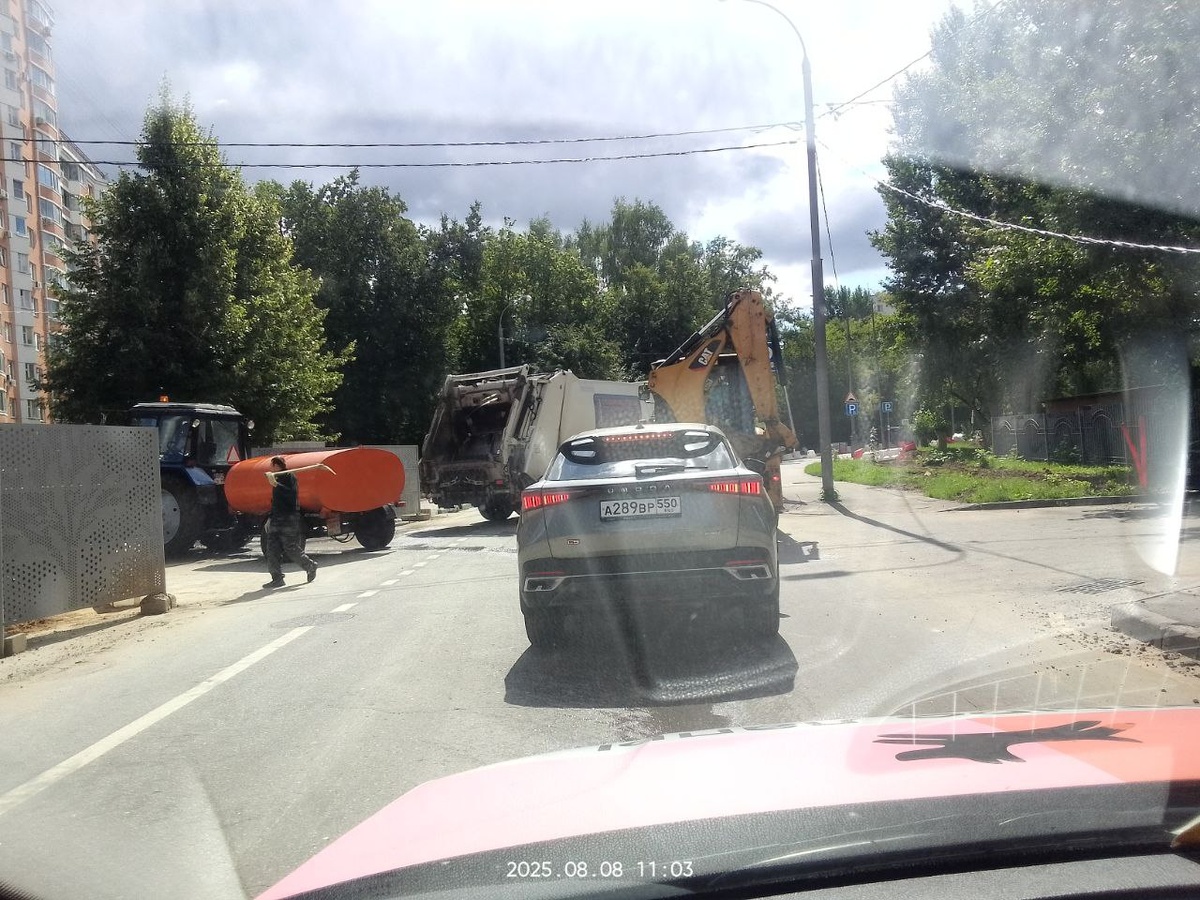 Еще и рабочий с ломом на плече... 