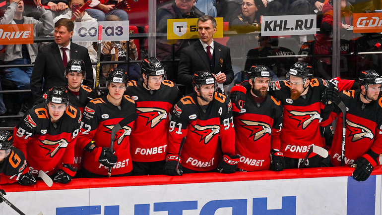    Главный тренер «Авангарда» Сергей Звягин (справа в верхнем ряду) с игроками команды.ХК «Авангард»