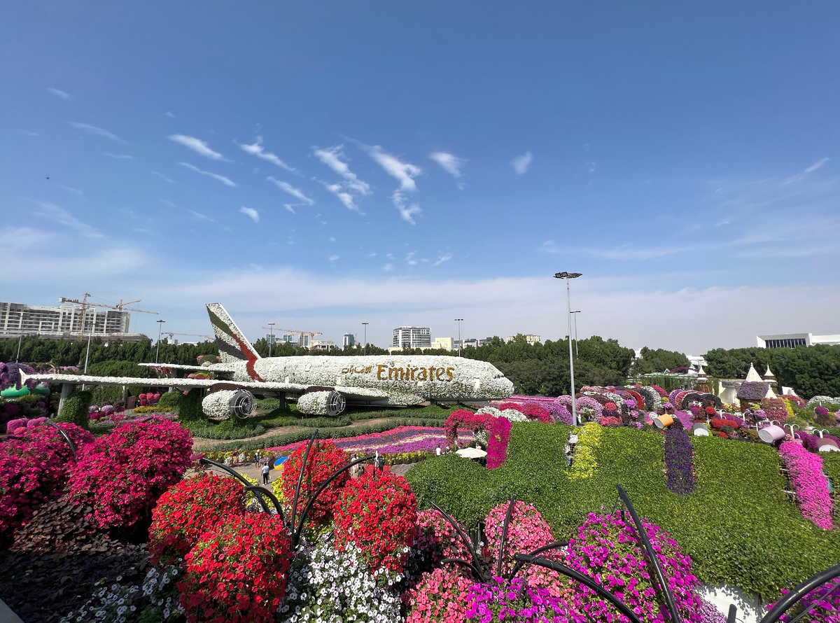 Лайнер Airbus A380 из цветов в Дубае