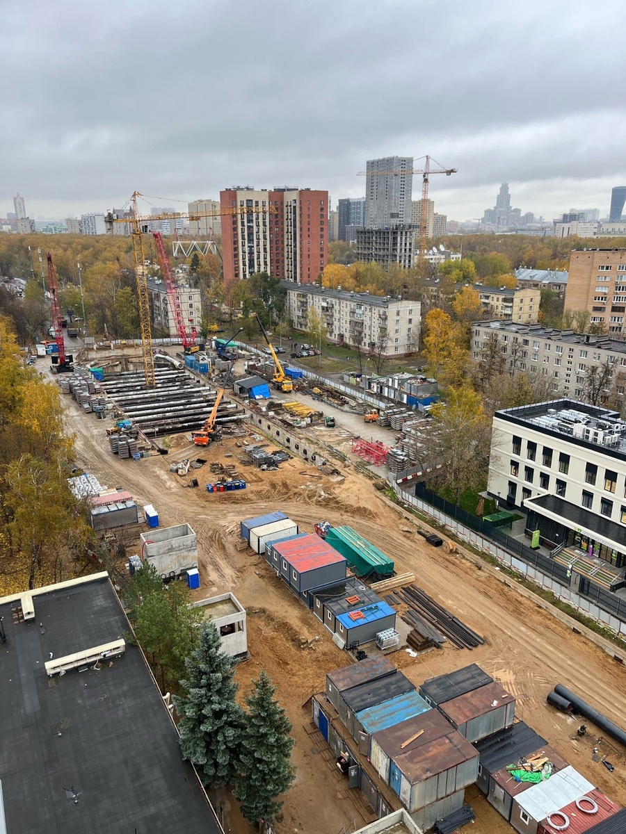 📷 1.1: В северном торце котлована смонтирован башенный кран. Продолжается проходка тоннелей до «Бульвара Генерала Карбышева». Складировано большое количество блоков тоннельной обделки со стороны поликлиники.