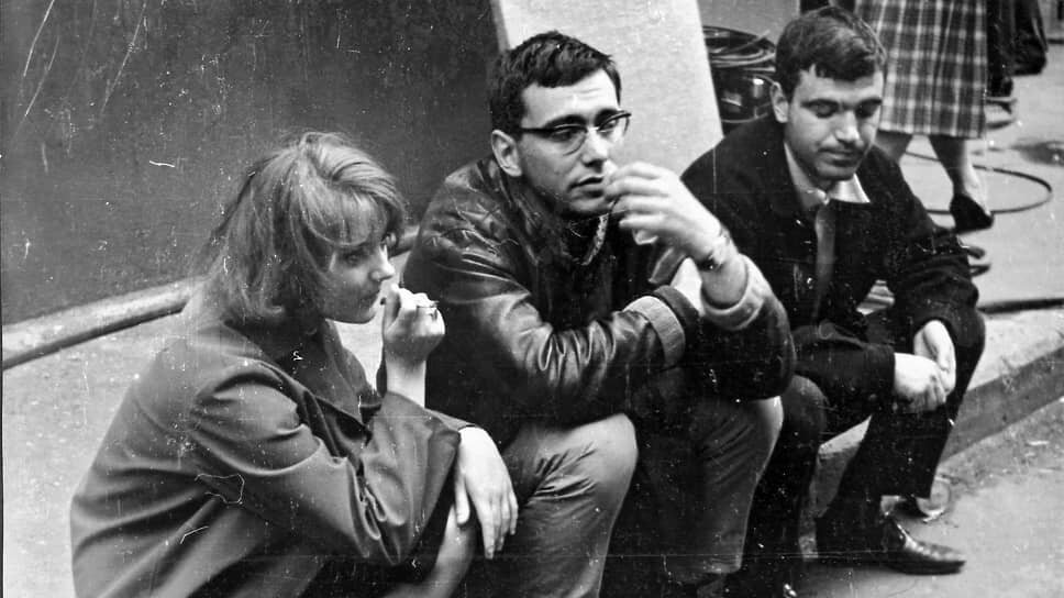 Слева направо: Марианна Вертинская, Андрон Кончаловский, Геннадий Шпаликов на съемках фильма «Застава Ильича», 1962.📷Фото: Фотоархив журнала «Огонёк»