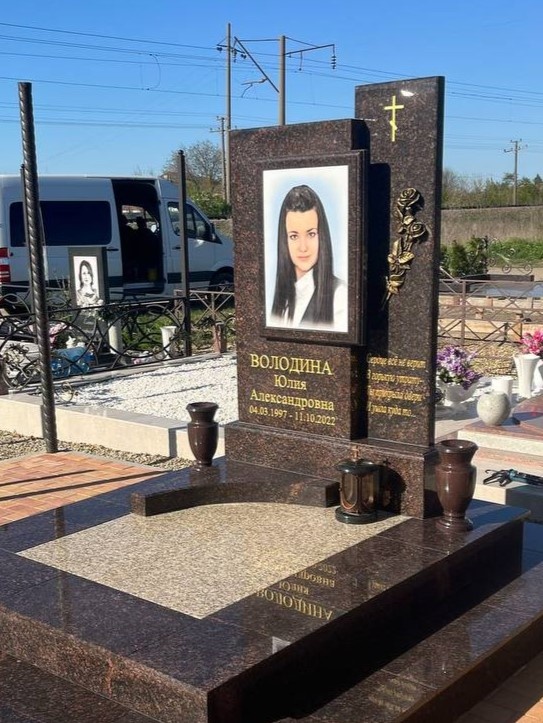 Памятник из Карельского гранита