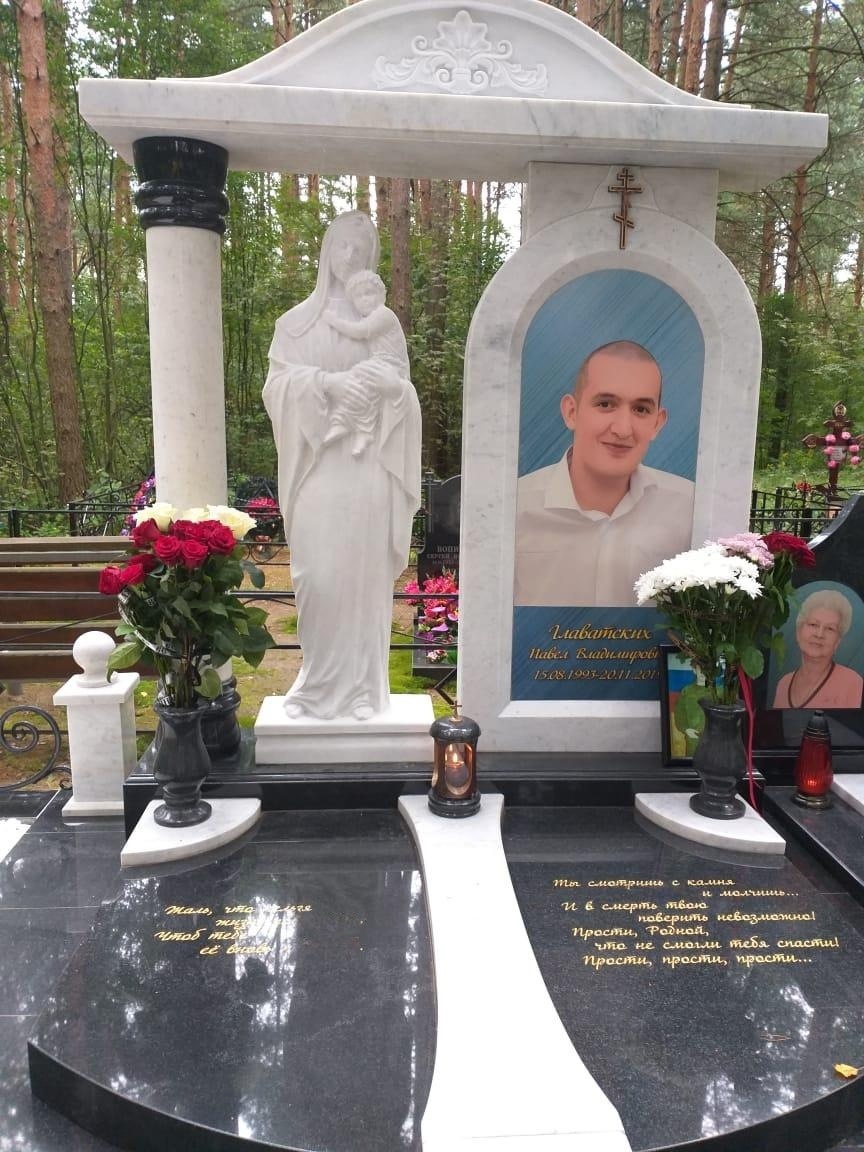 Памятник из белого мрамора Коелга и гранита