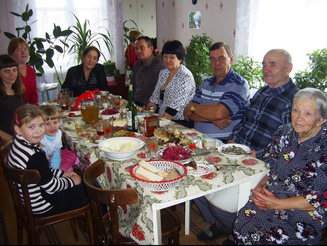 Застолье в доме бабушки и дедушки
