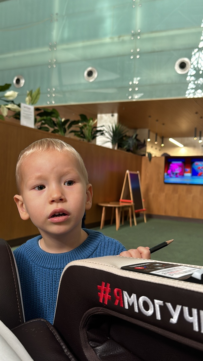 Сава контролирует, чтобы кресло делало массаж маме, как следует