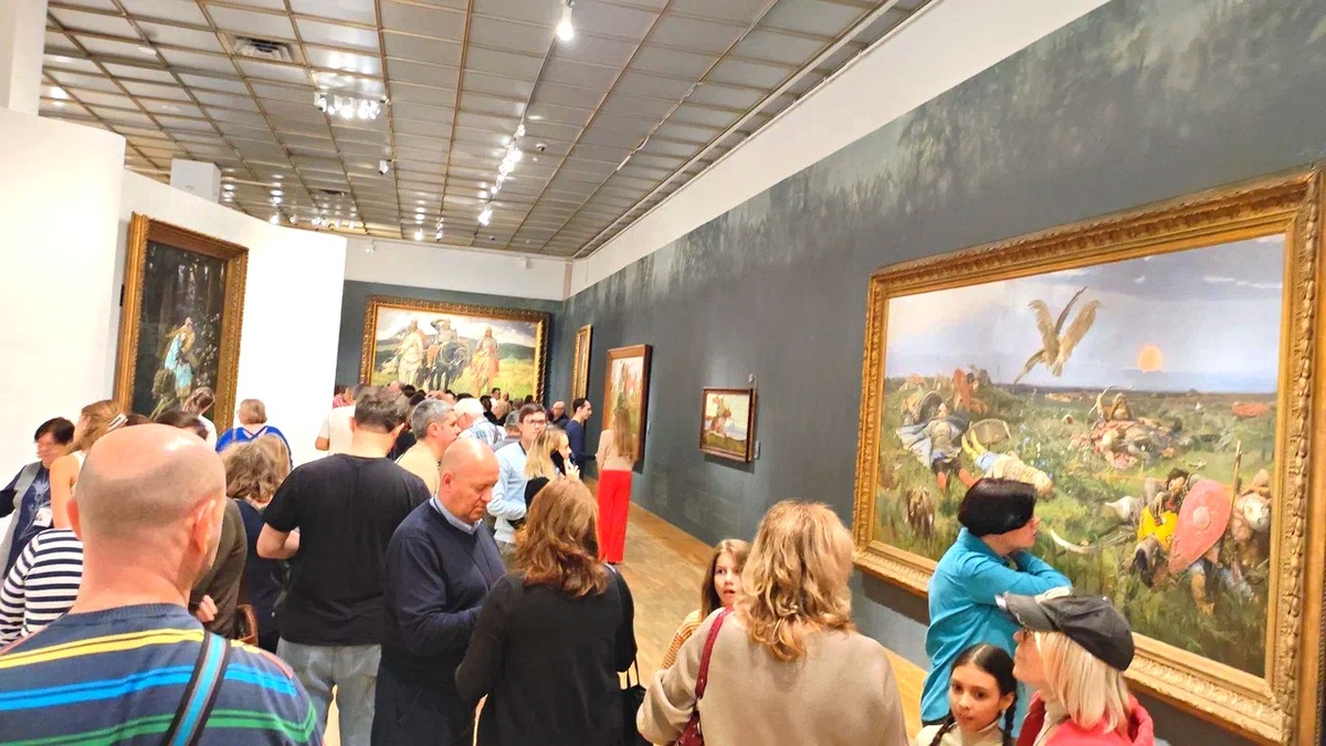 Глядя на потоки людей в залах, мы с чувством гордости за наш народ приступили к осмотру выставки