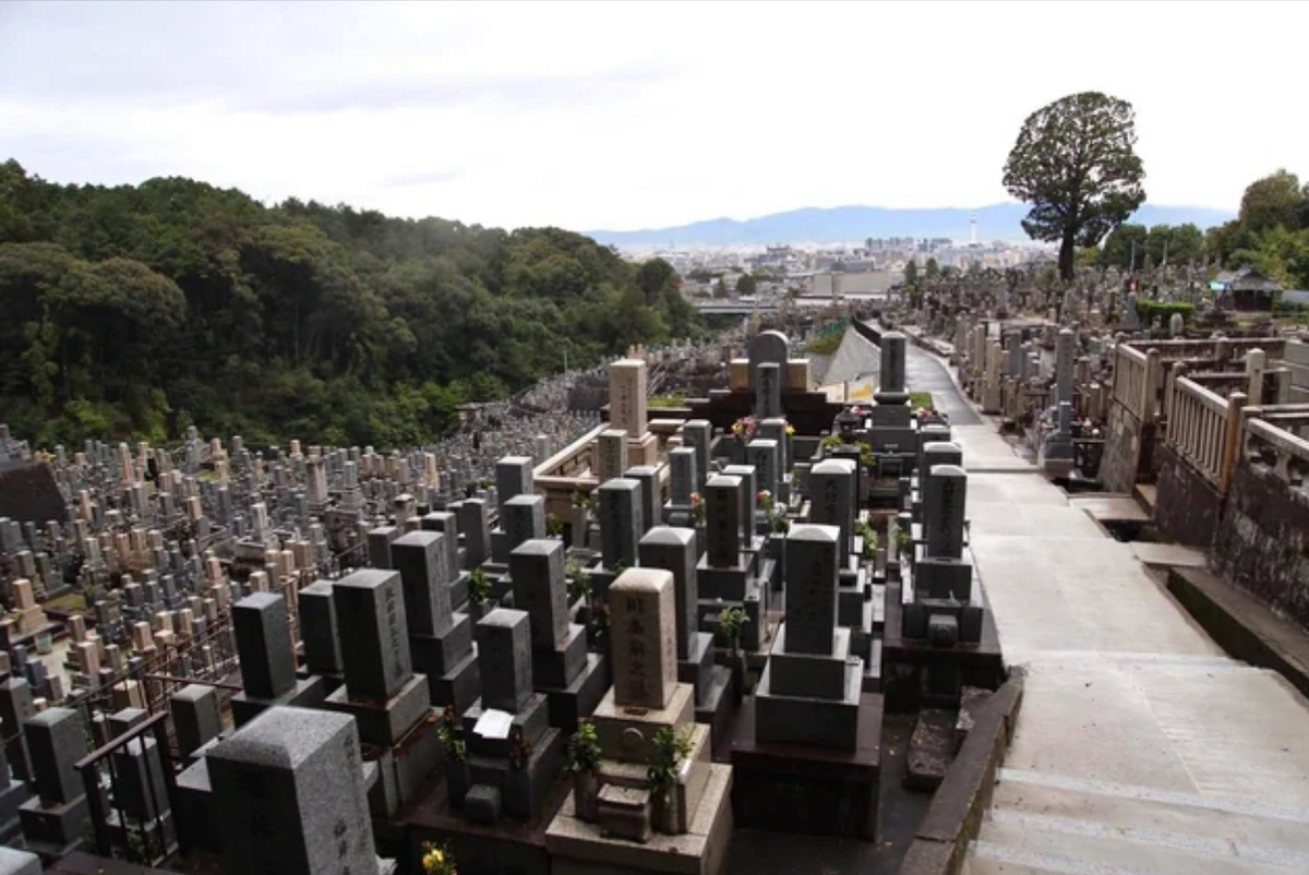 Японское кладбище. Нашла фото в свободном доступе. Муж запретил самой фотографировать. Суеверие.