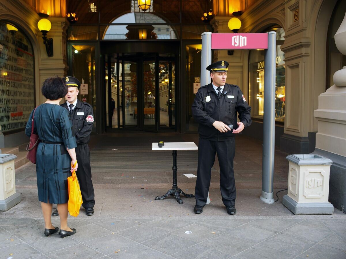    Охранники у ГУМа в Москве© РИА Новости / Сергей Пятаков