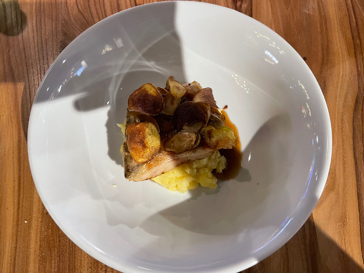 Вот как здорово в ресторанах! Тебе там дают строго определенную порцию. Ни больши ни меньше. А дома… Особенно поздно вечером… Эх…