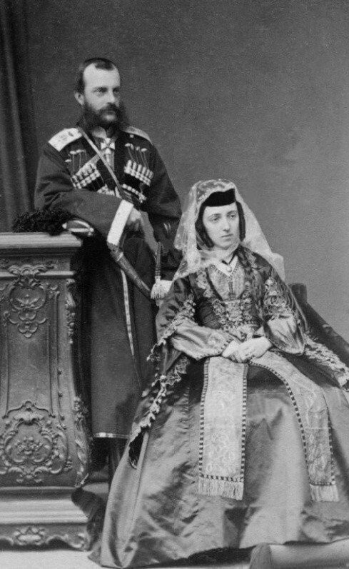 Вот они, как раз в кавказских костюмах