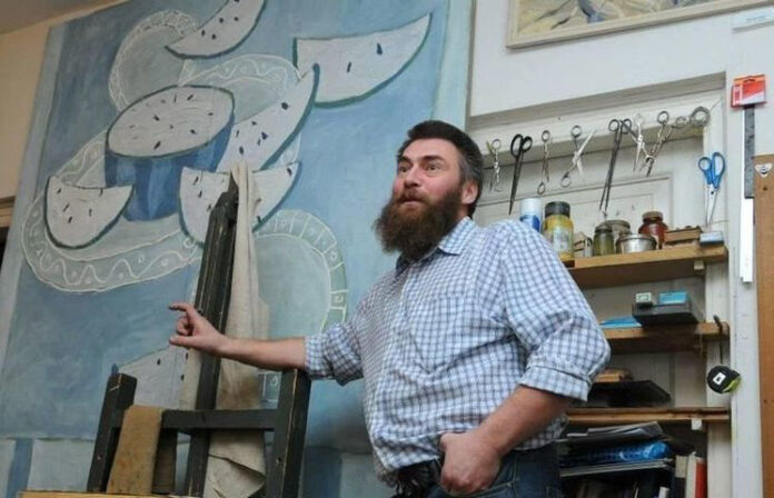 Художник Константин Пьянов вырос на Таймыре, рисовать начал на юге Красноярского края, спасал петроглифы в Хакасии, теперь привёз в Аниву мастер-класс и выставку.