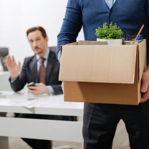 В последние годы вокруг поколения Z возникло множество мифов, в том числе и о том, что современные молодые люди легко меняют работу и не испытывают никаких переживаний по этому поводу. Однако исследование, проведенное компанией SuperJob, опровергает этот стереотип, показывая, что на самом деле чувство вины при увольнении чаще всего не испытывают представители старшего поколения.