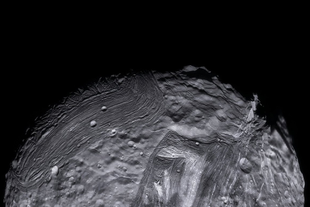 Миранда "глазами" зонда NASA "Вояджер-2" / © NASA/JPL-Caltech/Kevin M. Gill