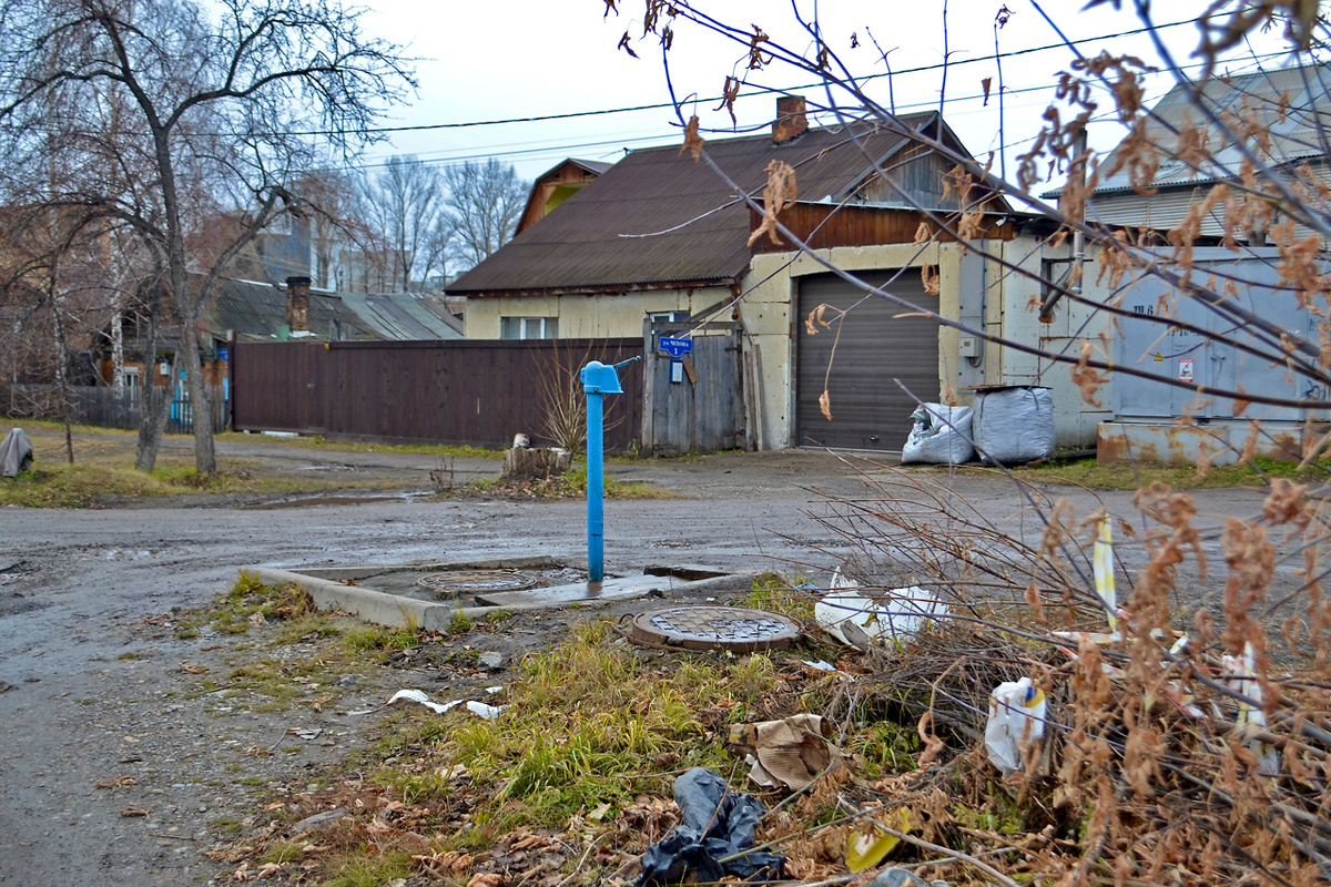     Грустные качинские пейзажи: полузаброшенная деревня посреди мегаполиса