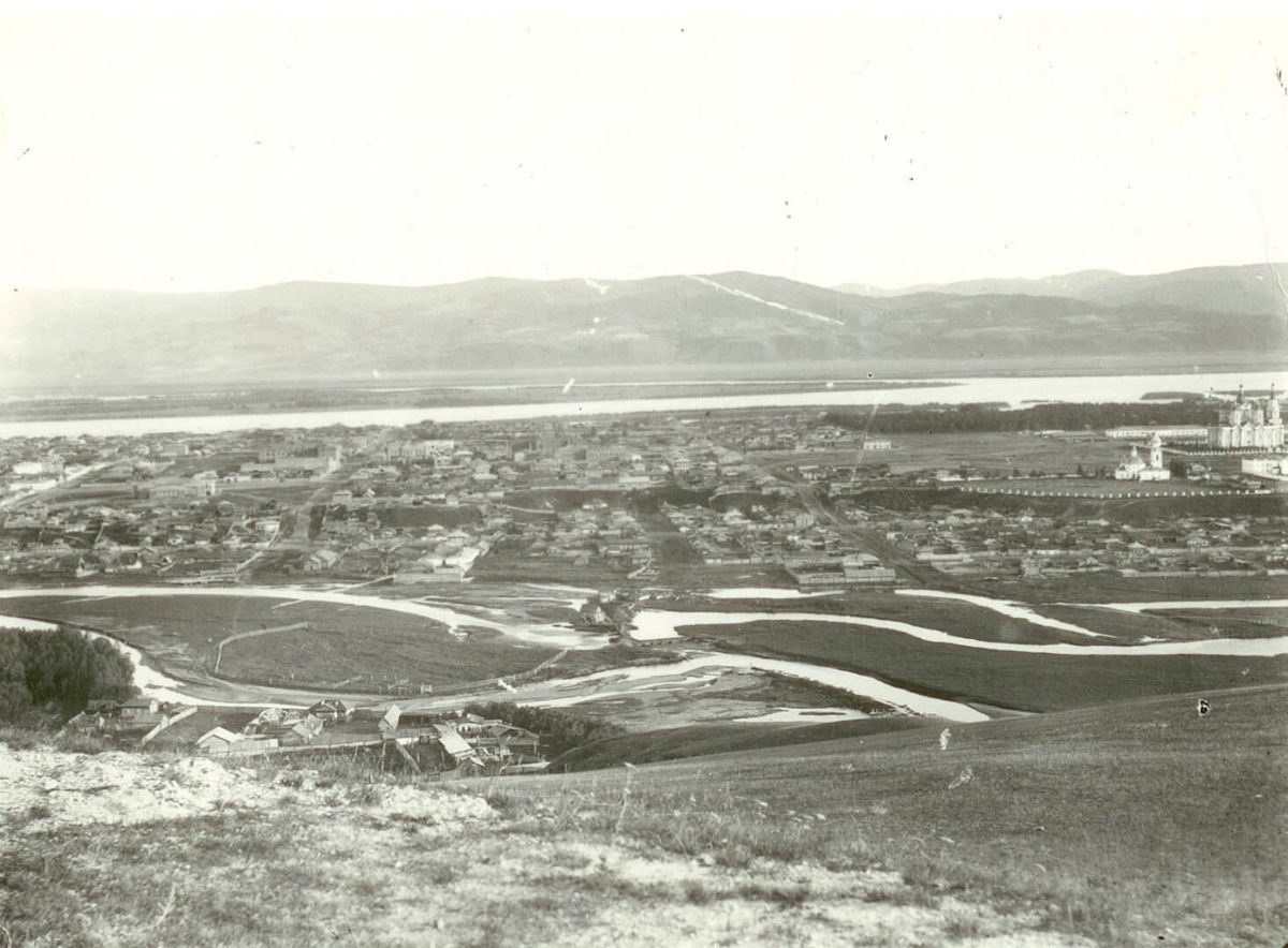     Такой была Закачинская слобода Красноярска: вид с Караульной горы. Прошло больше ста лет, но эта территория центра изменилась мало и только к худшему