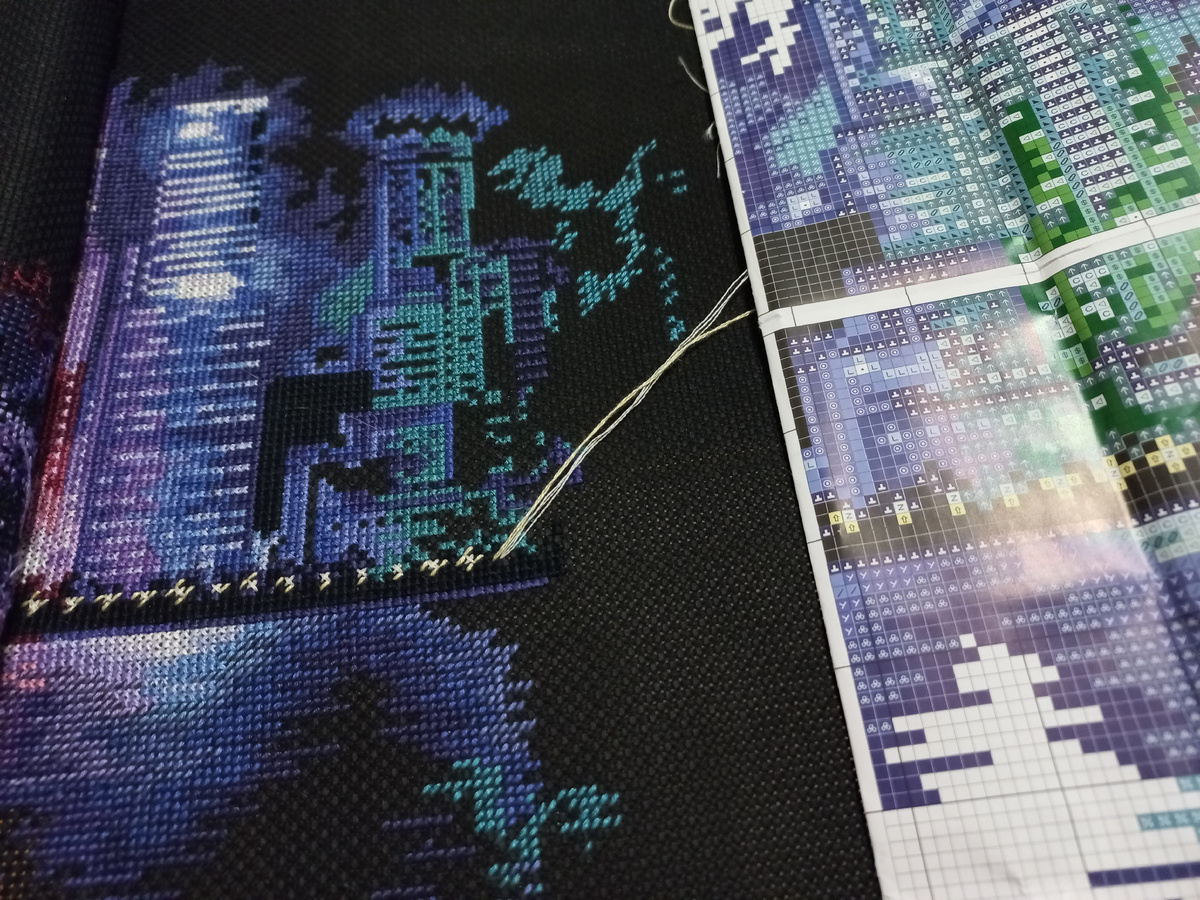 Фрагмент вышивки по набору от фирмы Сделай своими руками Н-16 "Ночной город"