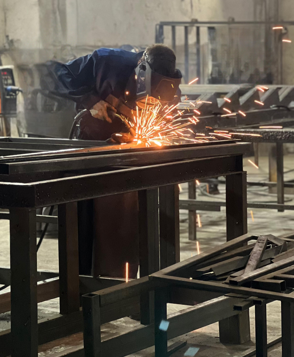 Рабочий процесс на производстве Фабрики Стильных Лестниц