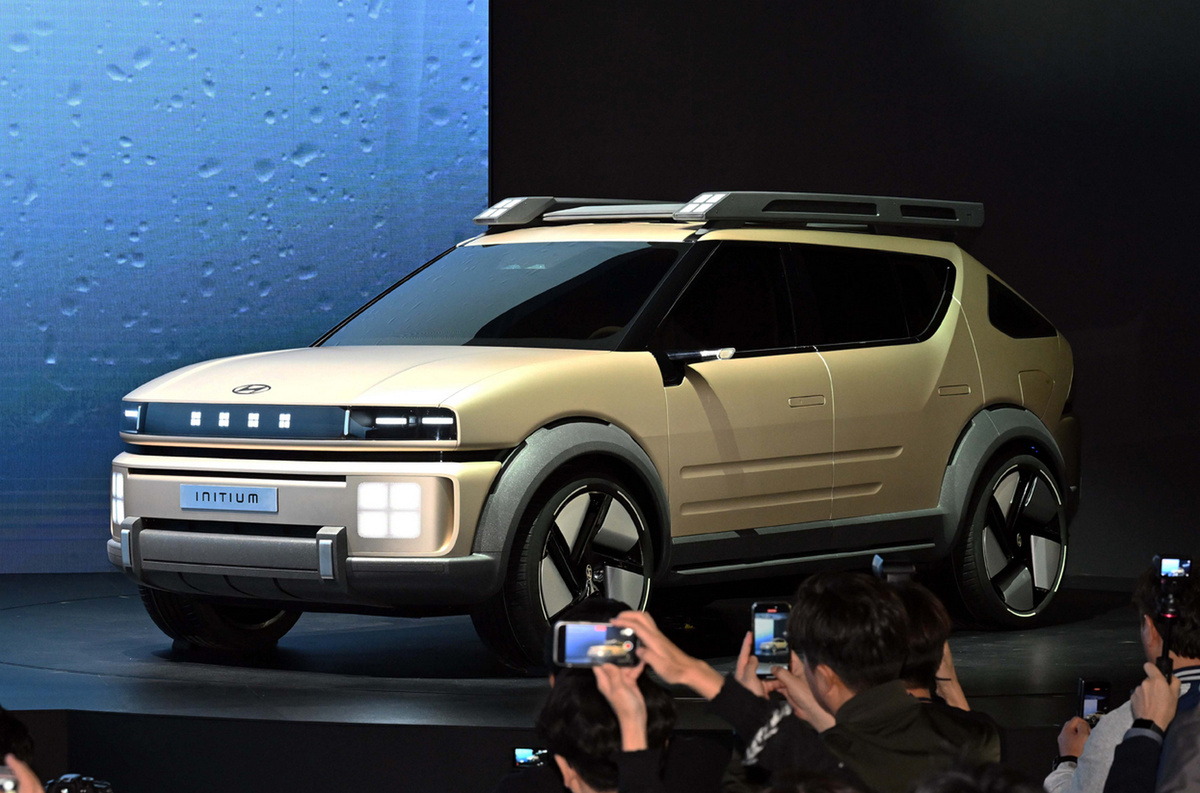    Концерн Hyundai занимается развитием водородных технологий уже 27 лет. C 2013 по 2018 компания выпустила в опытную эксплуатацию почти триста кроссоверов Hyundai ix35 FCEV. Пришедший ему на смену в 2018 году кроссовер Hyundai Nexo произведён тиражом уже почти сорок тысяч машин. А в первой половине 2025 года компания планирует представить новую модель с топливными ячейками, которую и предвосхищает концепт-кар.   
Hyundai Motor Group