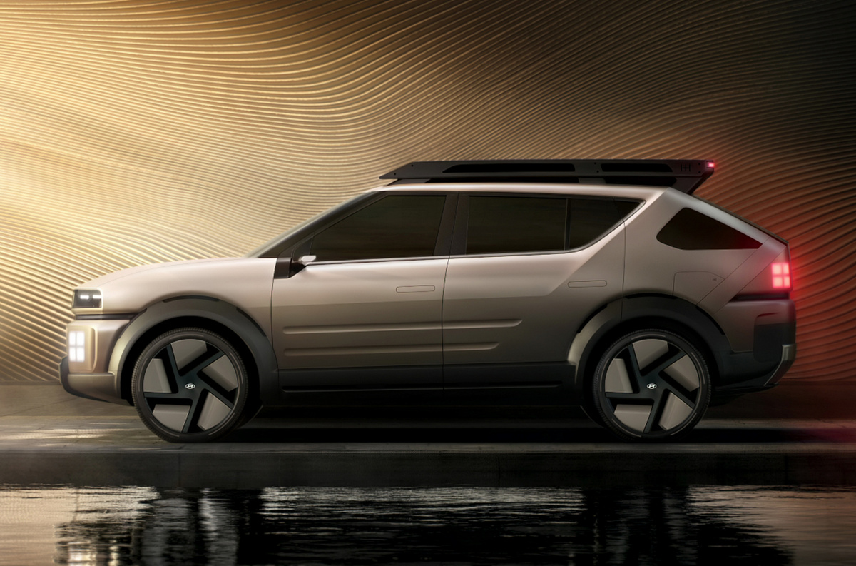    Название кроссовера — Initium — образовано от латинского корня, означающего «начало», «исток». Внешность кроссовера выполнена в новом дизайн-языке «Art of Steel», который будет использоваться на всех водородных Hyundai. Вице-президент компании по дизайну Сан-ёп Ли объяснил, что вдохновением послужила сталь — её прочность, красота и эластичность.   
Hyundai Motor Group