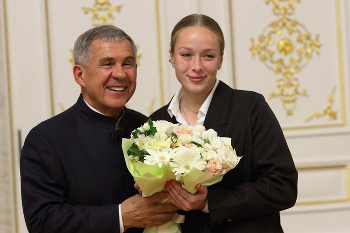 Рустам Минниханов на награждении был лучезарнее чемпионок. Фото: Михаил Захаров/Реальное время