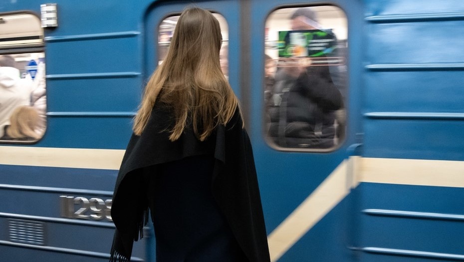    Длинноволосая женщина стоит на перроне станции метро в Петербурге, ожидая поезд. Автор фото: Михаил Тихонов / "Деловой Петербург"