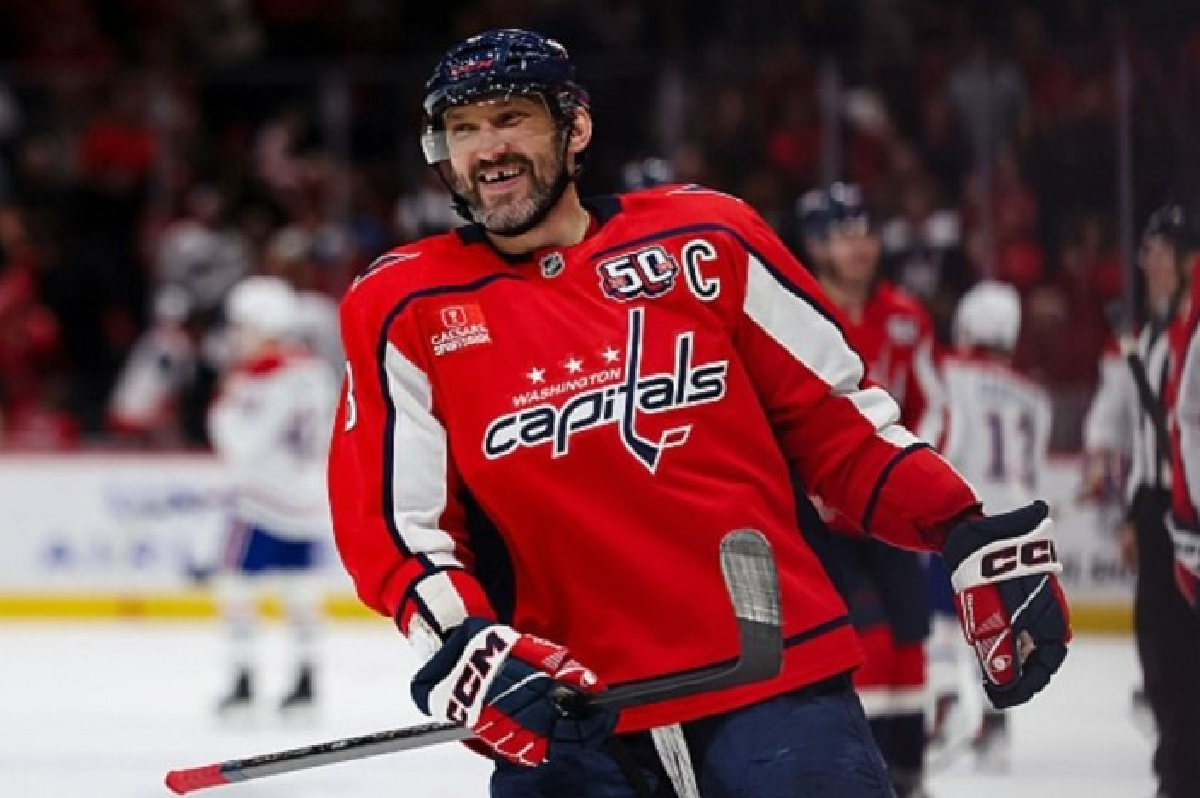 Александр Овечкин продолжает погоню за рекордом Уэйна Гретцки. Фото: НХЛ